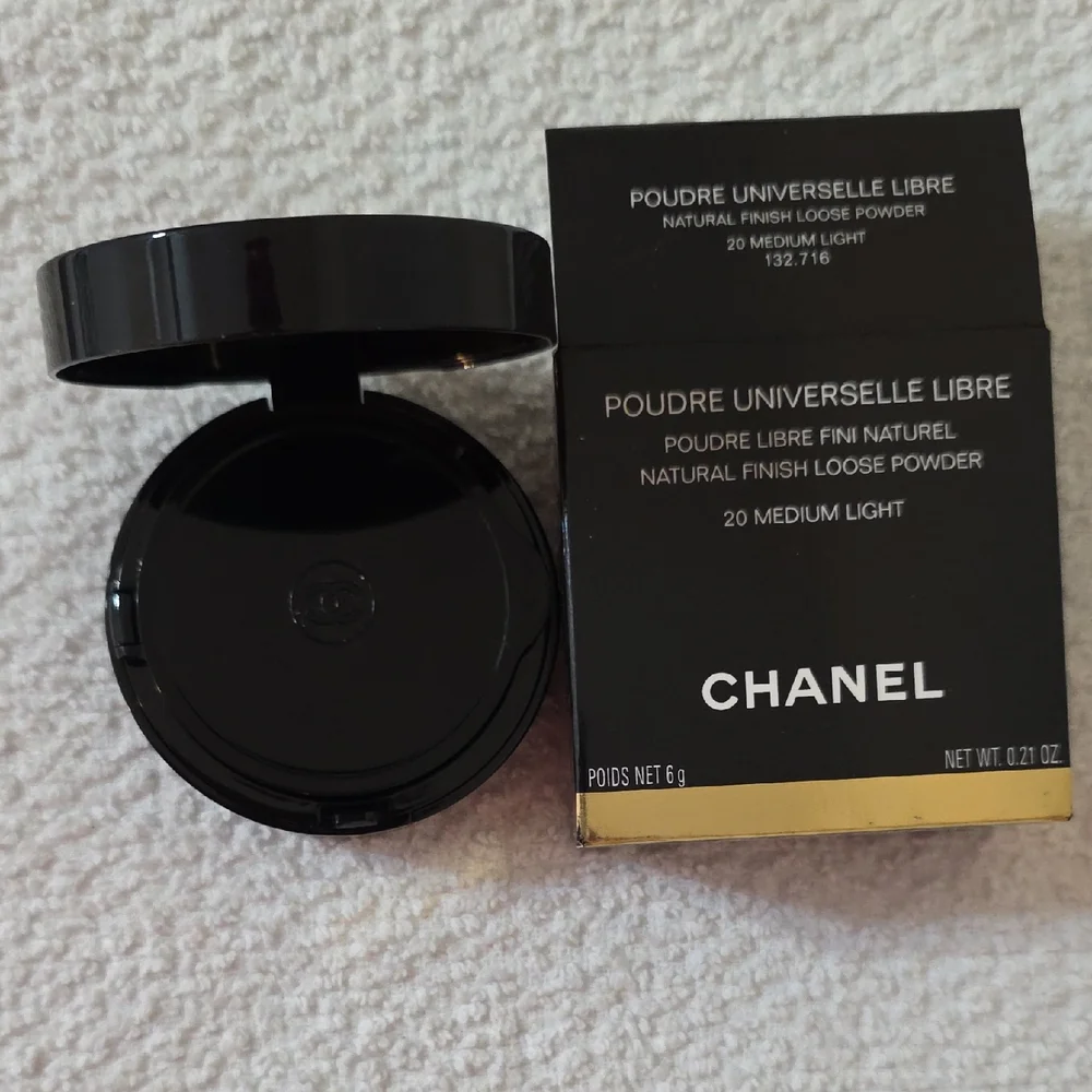 NEW~ CHANEL Natural Finish Loose Powder ~ 20 Medium Light